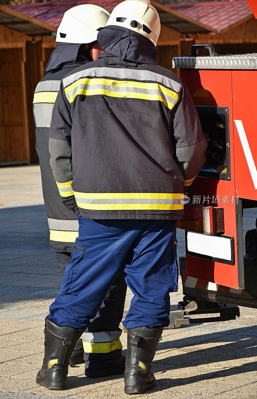 消防队员在户外工作