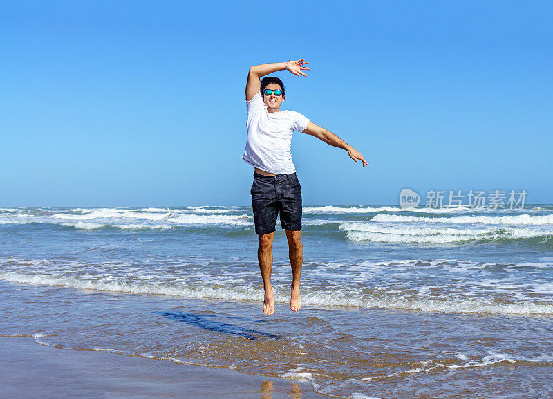 一个巴西人在海边跳着