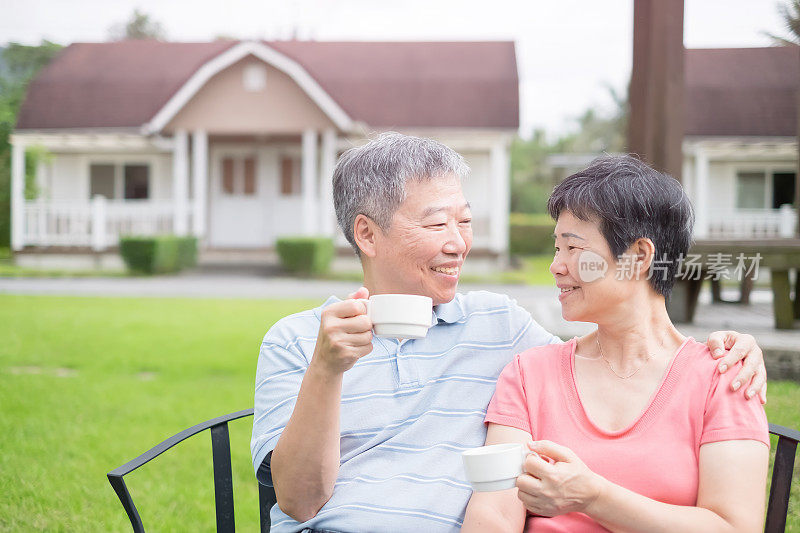 老夫妇喝茶