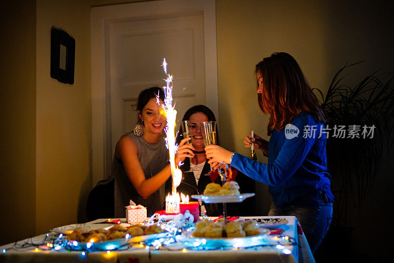 的生日。女孩们拿着蛋糕，蜡烛和礼物，烟花