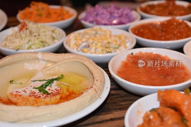 以色列餐馆有很多沙拉