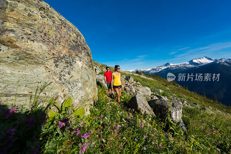 一对夫妇在山里徒步旅行