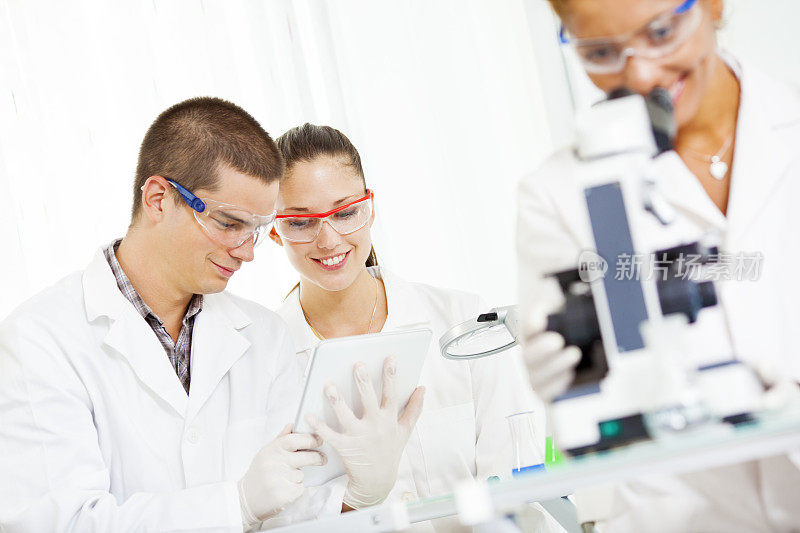 一群在实验室工作的年轻科学家。