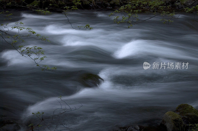 流动的水流