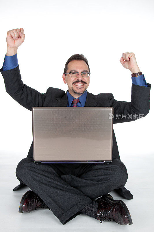 在手提电脑上举着手臂的商人。