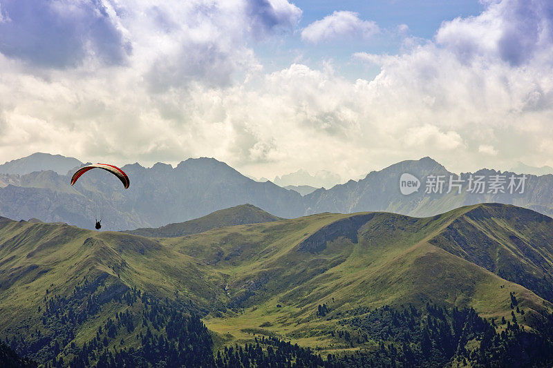 夏季有滑翔伞、白云石的高山景观