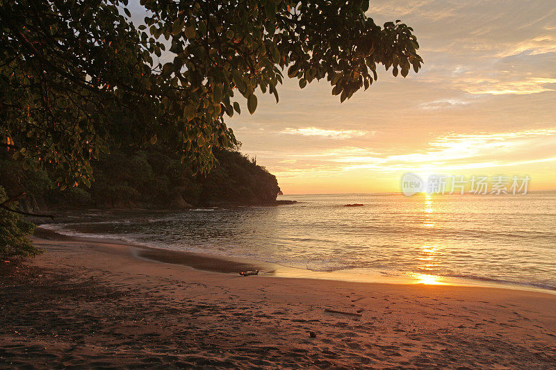 哥斯达黎加海岸的日落