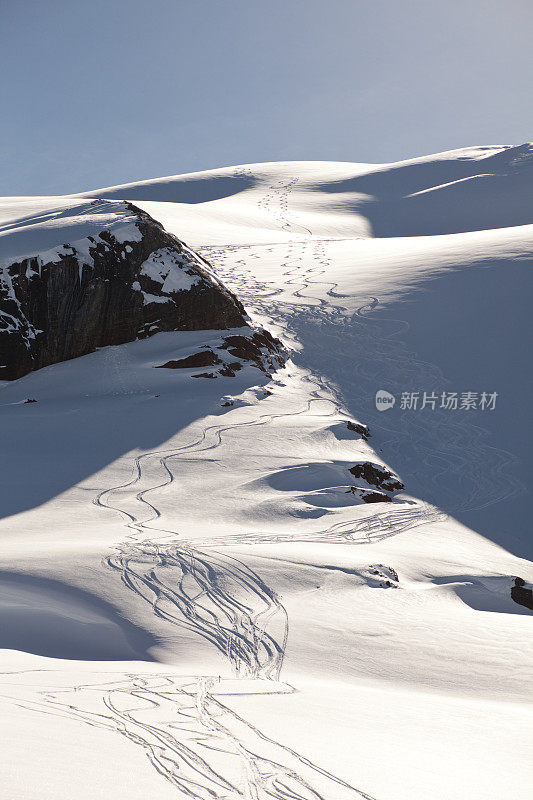 冰川上的滑雪痕迹