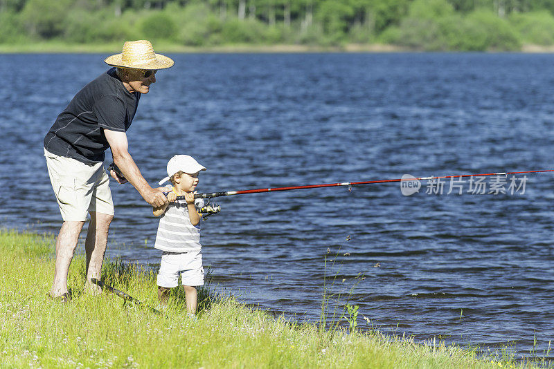 爷爷和孙子都喜欢钓鱼