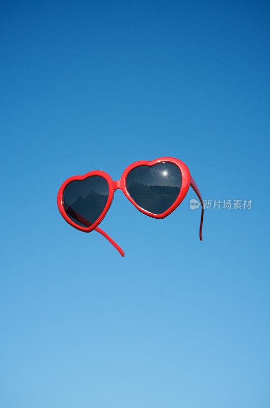 红心型眼镜漂浮在蓝天上