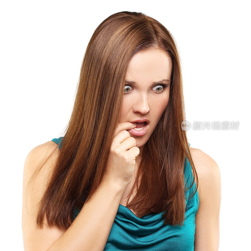 一幅神经质的女人咬指甲的肖像。