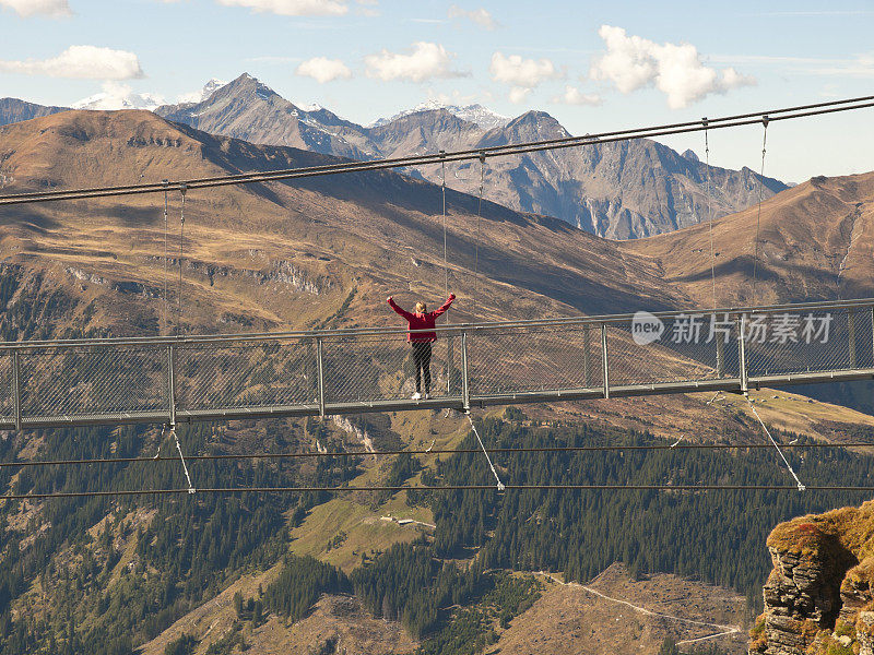 一个女人站在吊桥上