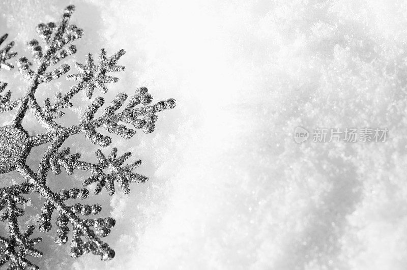 银光闪闪的雪花在雪白的雪花里复制着空间