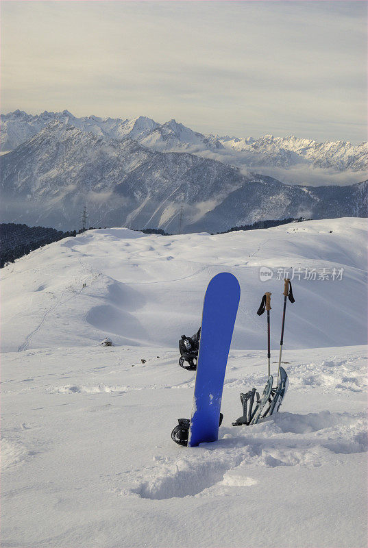 雪板雪鞋滑雪棒在山上