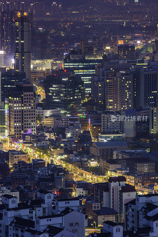 俯瞰未来城市摩天大楼的鸟瞰图，夜光首尔