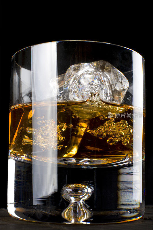 玻璃杯中的威士忌加冰块