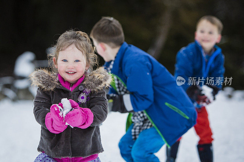 孩子们在外面的雪地里玩耍。