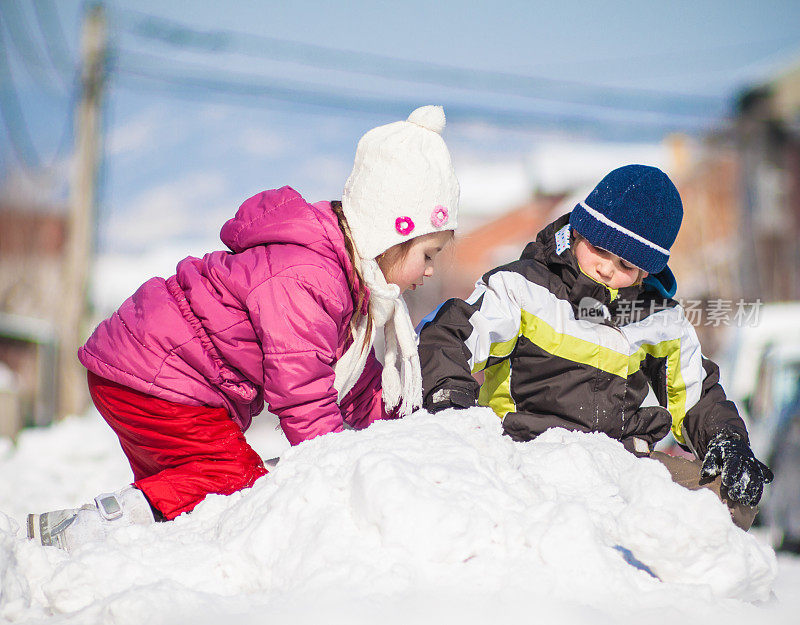 孩子们在街上玩雪