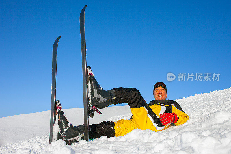 滑雪者躺在雪地上