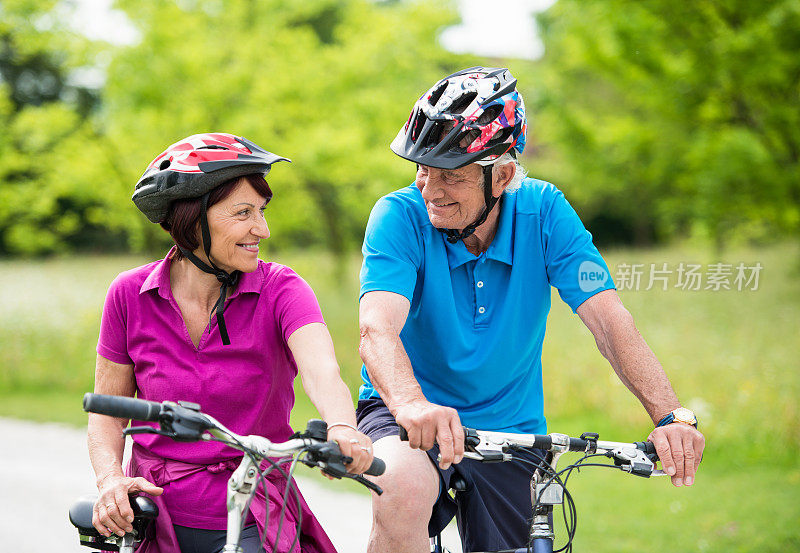 骑自行车的老年夫妇