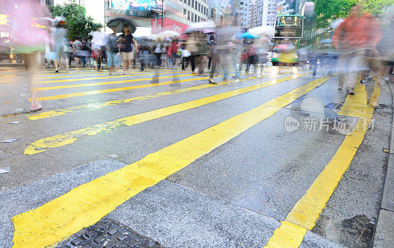 雨后穿过香港街道的行人