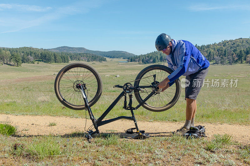 山地车修理他的自行车
