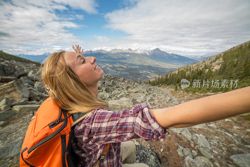 站在高山上享受自由的女人