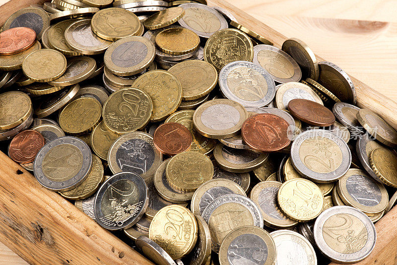 木质容器中的欧元硬币堆