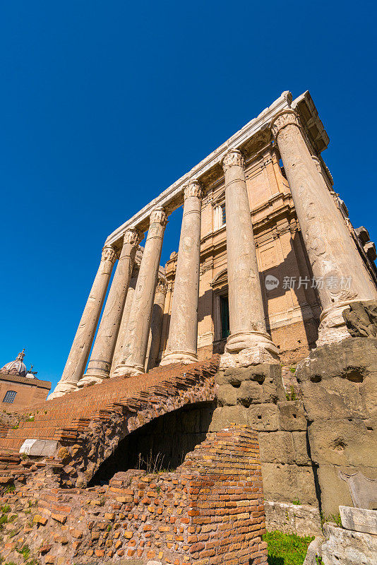 意大利罗马的安东尼和福斯蒂娜神庙