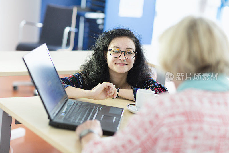 青年教师和老年人在计算机实验室学习