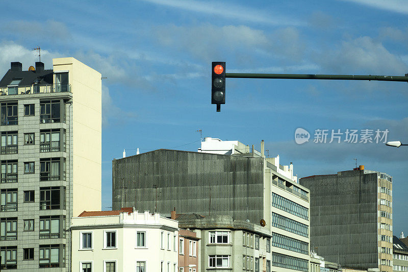 红绿灯，公寓楼，蓝天。