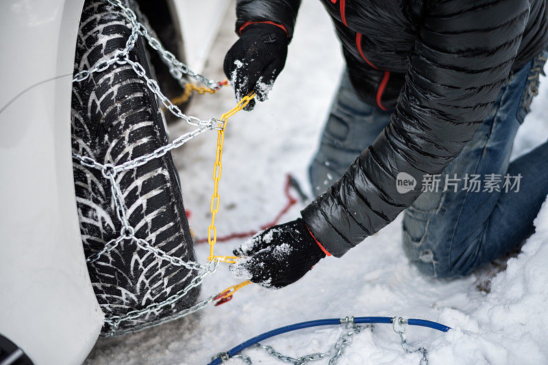 在汽车轮胎上安装雪链