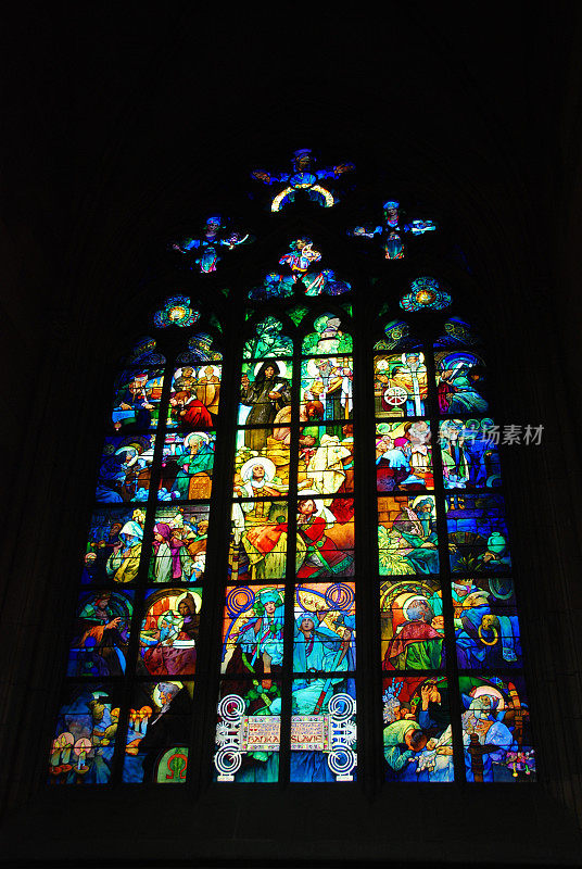 在教堂的窗户旁画了一幅宗教画