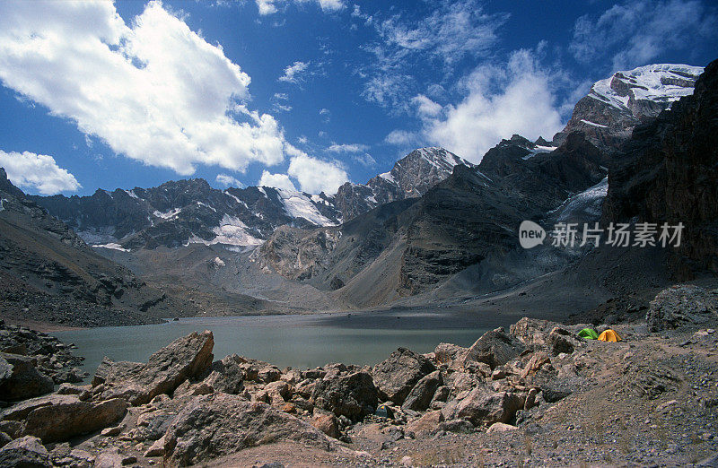 两个帐篷在贫瘠的山地景观