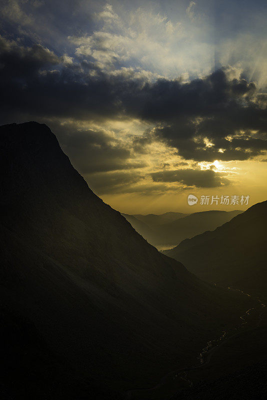 山谷山日落金色的光在戏剧性的风景湖区