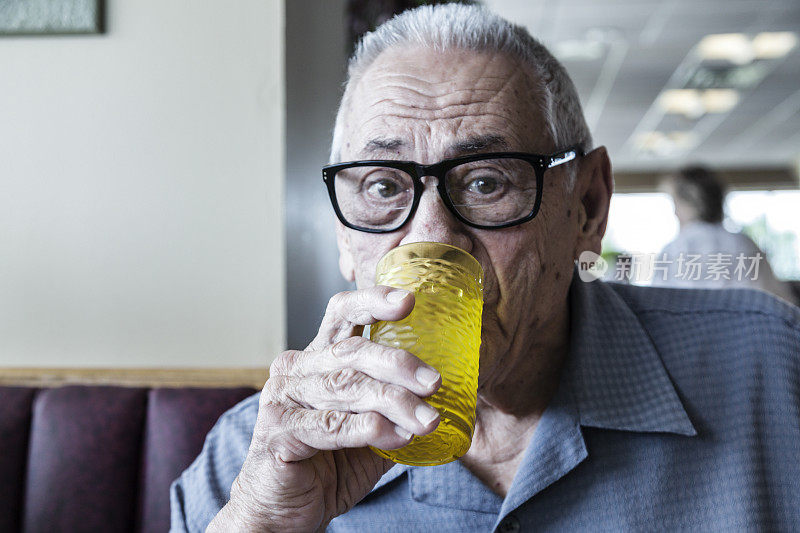 老人老人用餐在餐厅饮水