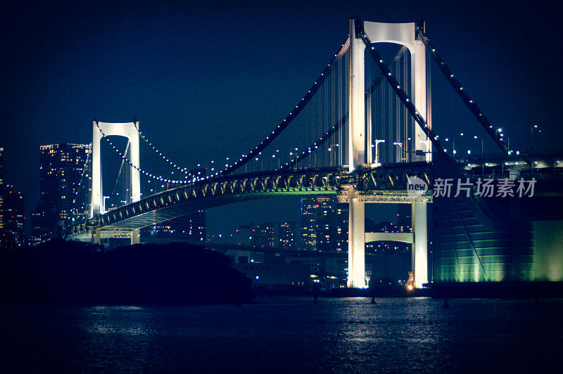 夜景彩虹桥和东京湾