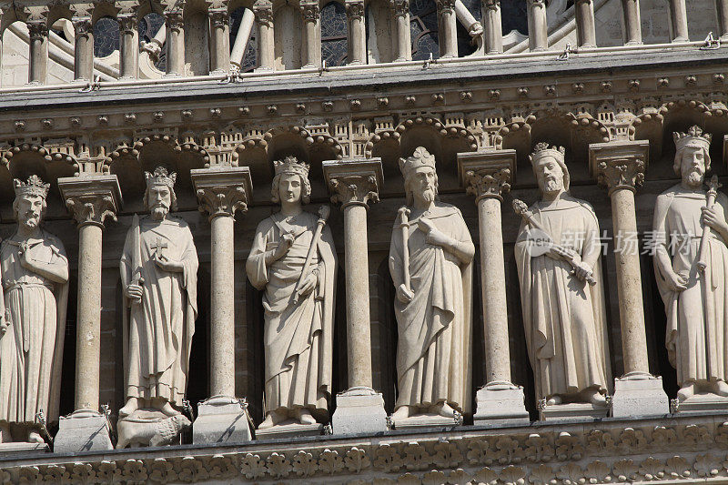 巴黎圣母院大教堂上华丽的雕像