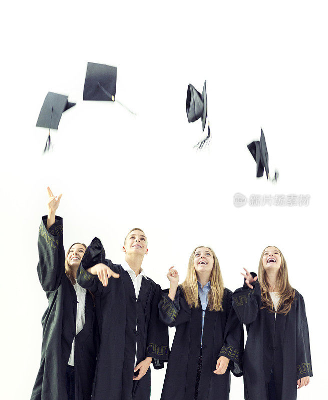 欢呼的高中毕业生把帽子扔向空中。