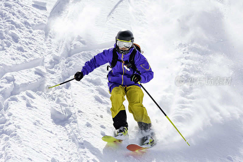 男滑雪者在雪地里