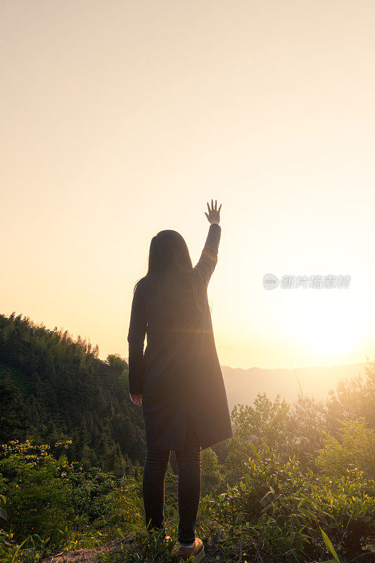 山中落日的女人