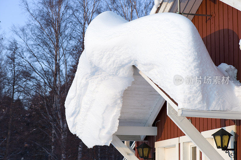 雪堆上屋顶