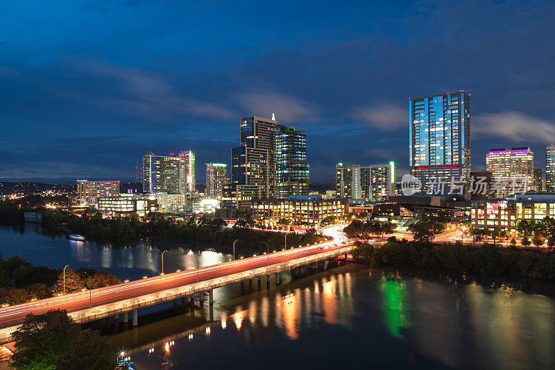 奥斯汀市中心摩天大楼天际线全景城市景观在日落