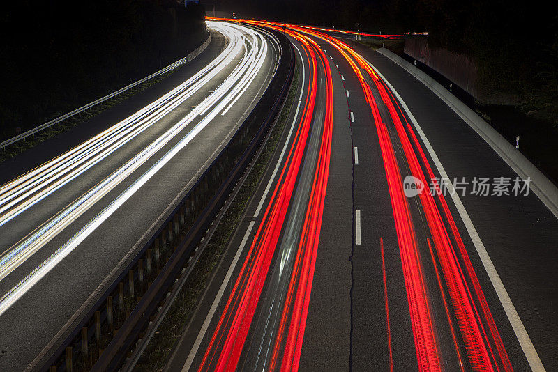 公路在夜间长时间暴露