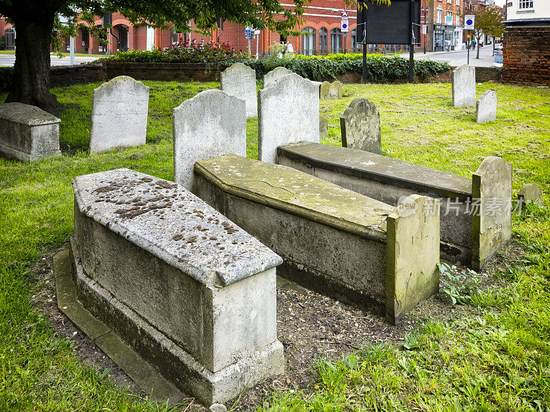萨福克伊普斯维奇石棺形状的坟墓