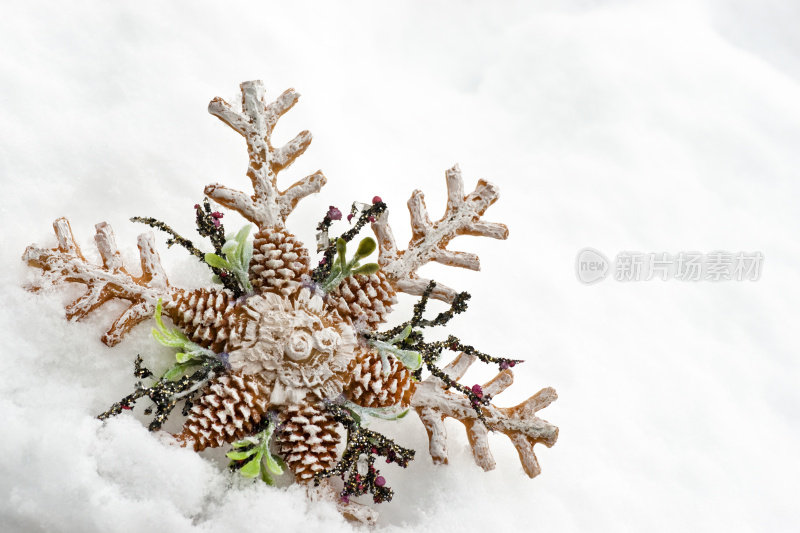 圣诞星星雪花装饰在雪花的背景上