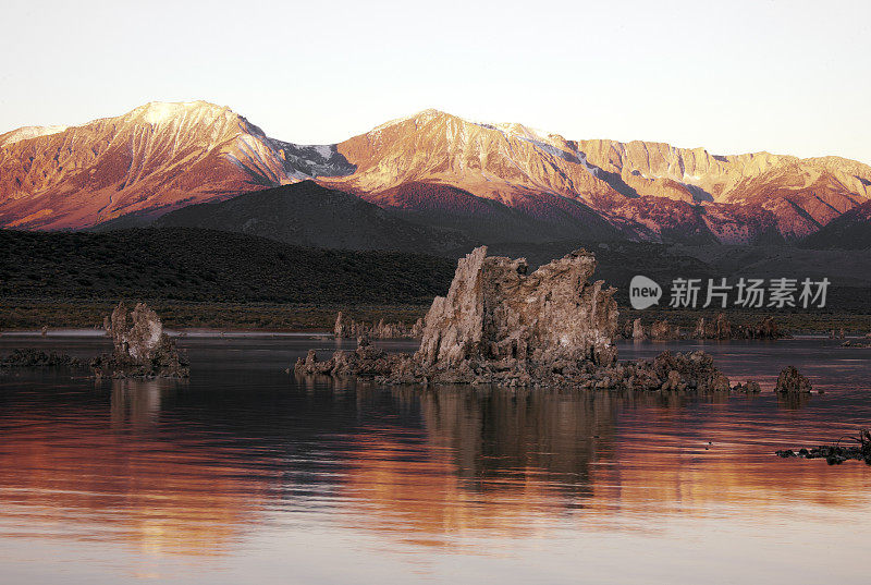 加利福尼亚:东塞拉日出在莫诺湖，与凝灰岩