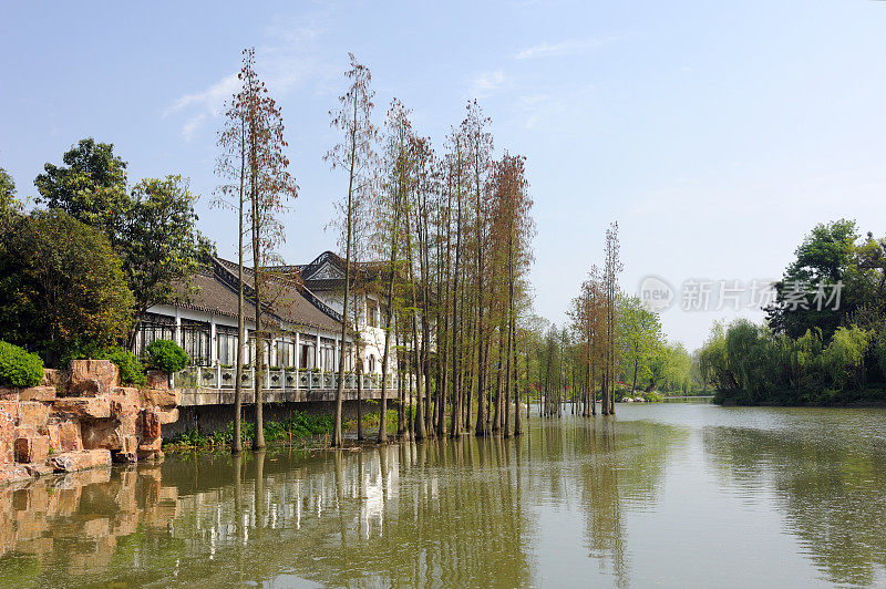 扬州湖畔的中国传统建筑