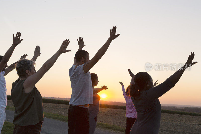 集体在户外对着太阳做旭日敬礼