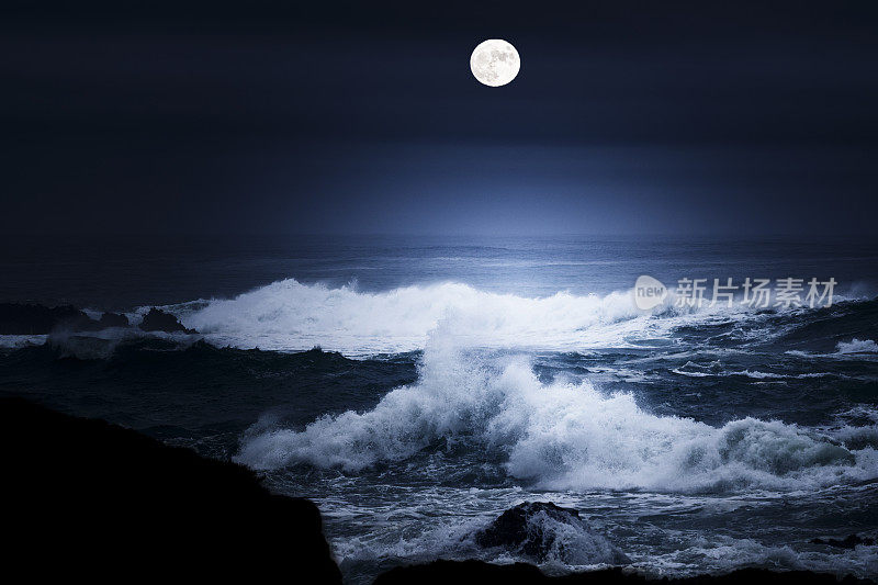 月亮在夜里照在海浪上